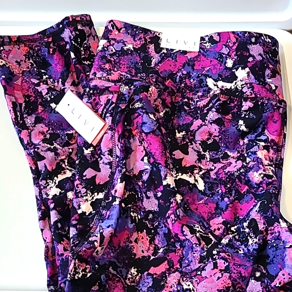 NWT 🌸 LIVI Wicking Active Capri legging with pockets 22/24
